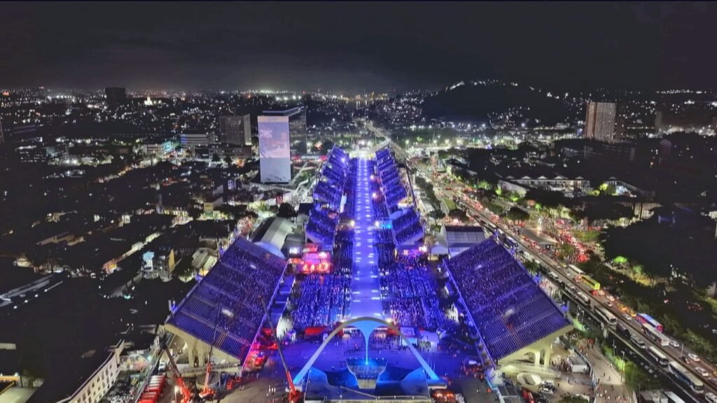 PM cria 'corredor de segurança' para vans e micro-ônibus de camarotes não serem assaltados