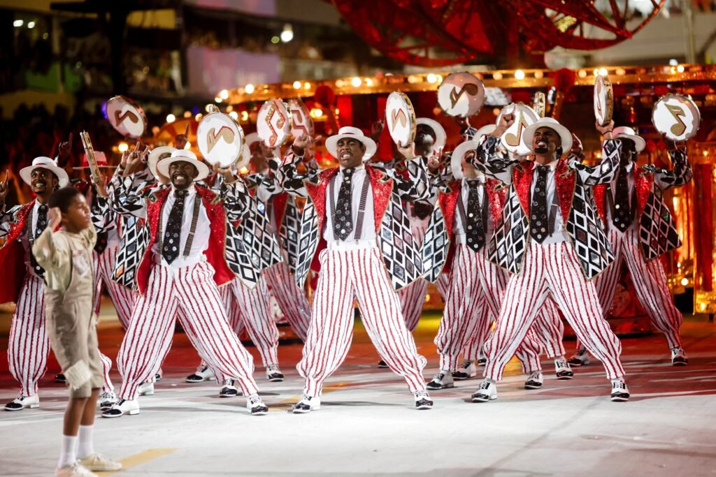 Beija-Flor e Viradouro são destaques no 2º dia do Grupo Especial do carnaval do Rio