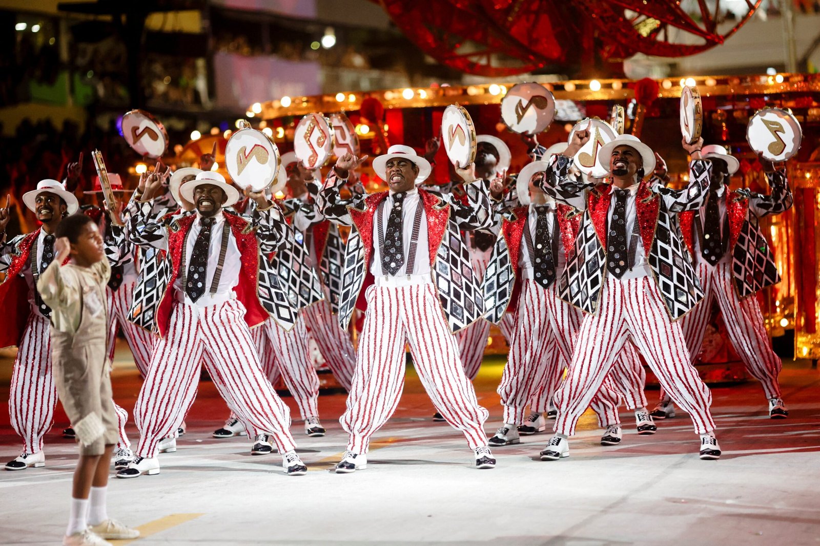 Beija-Flor e Viradouro são destaques no 2º dia do Grupo Especial do carnaval do Rio