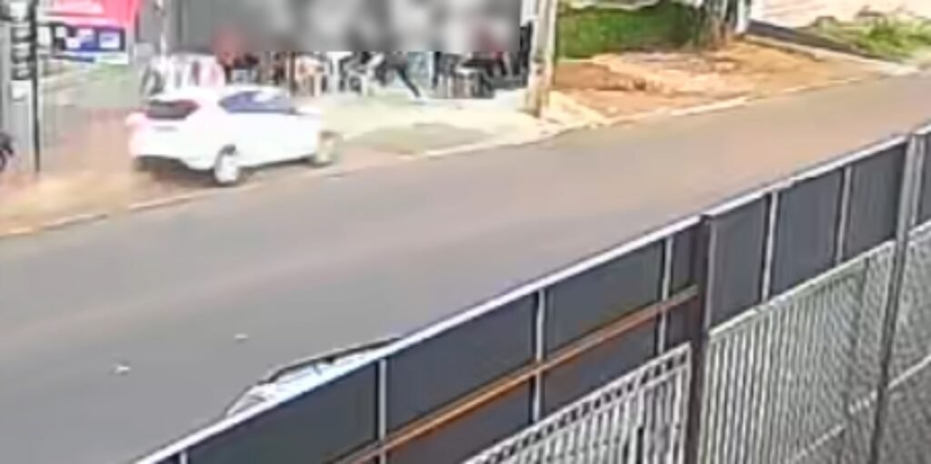 VÍDEO: carro conduzido por motorista bêbado invade calçada e atropela clientes de distribuidora, no Paraná