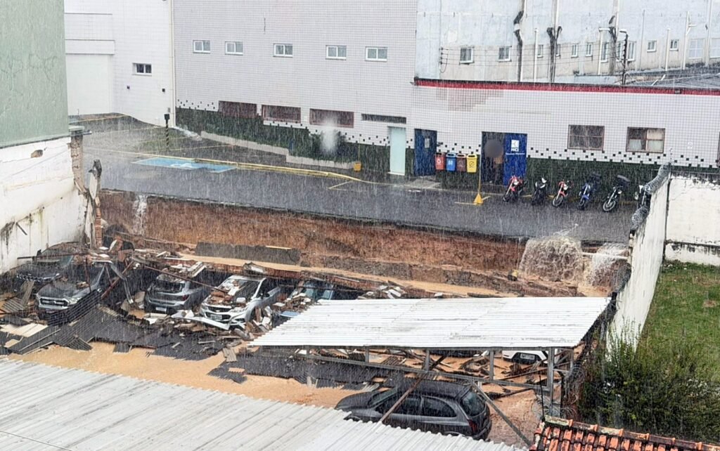 VÍDEO: Muro de estacionamento desaba durante chuva em Itajubá e mulher quase é atingida