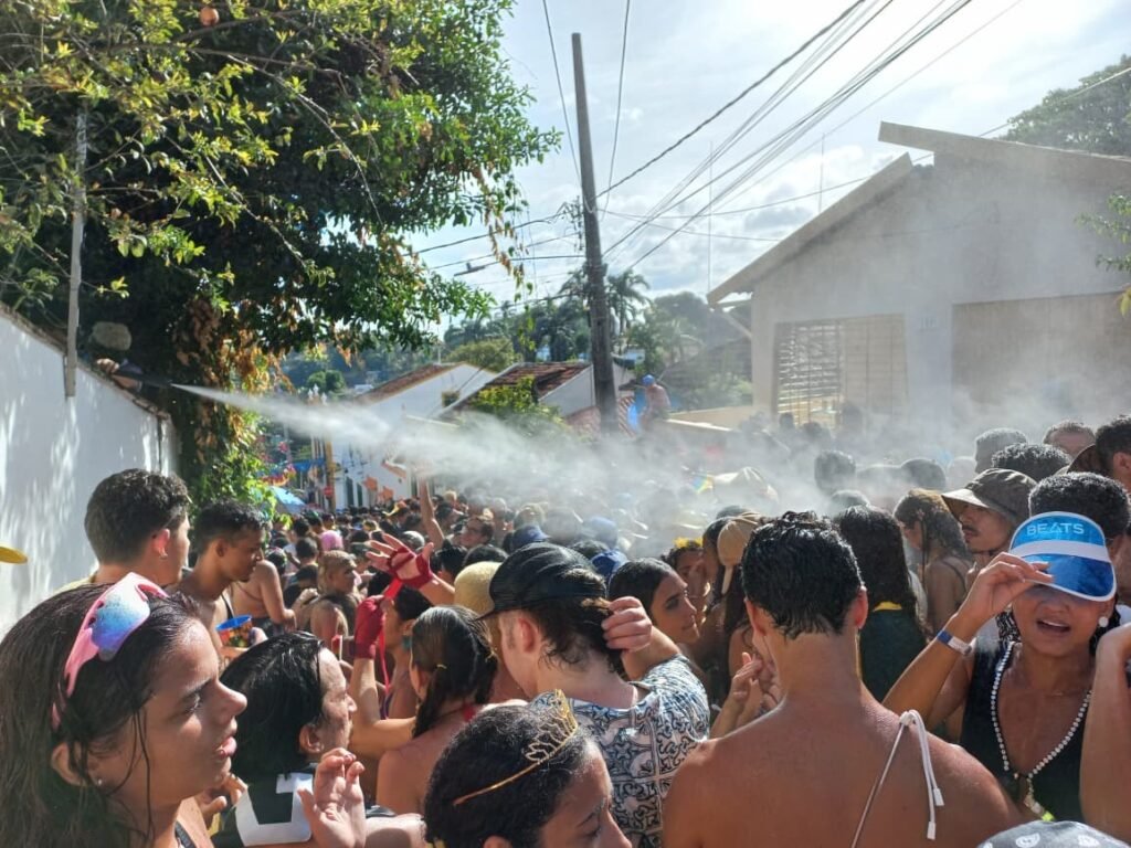 Com banho de mangueira, moradores refrescam foliões e criam ponto de encontro contra o calor no carnaval de Olinda