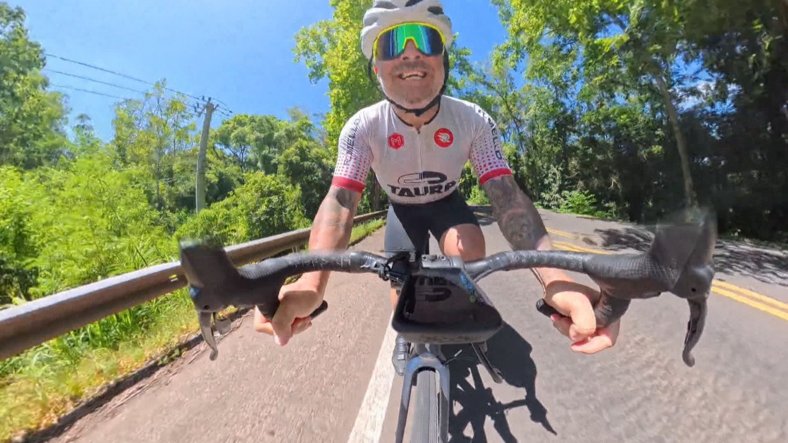 Ex-campeão mundial de skate pedala mais de 1.300 km até Aparecida para agradecer cura de câncer da mãe