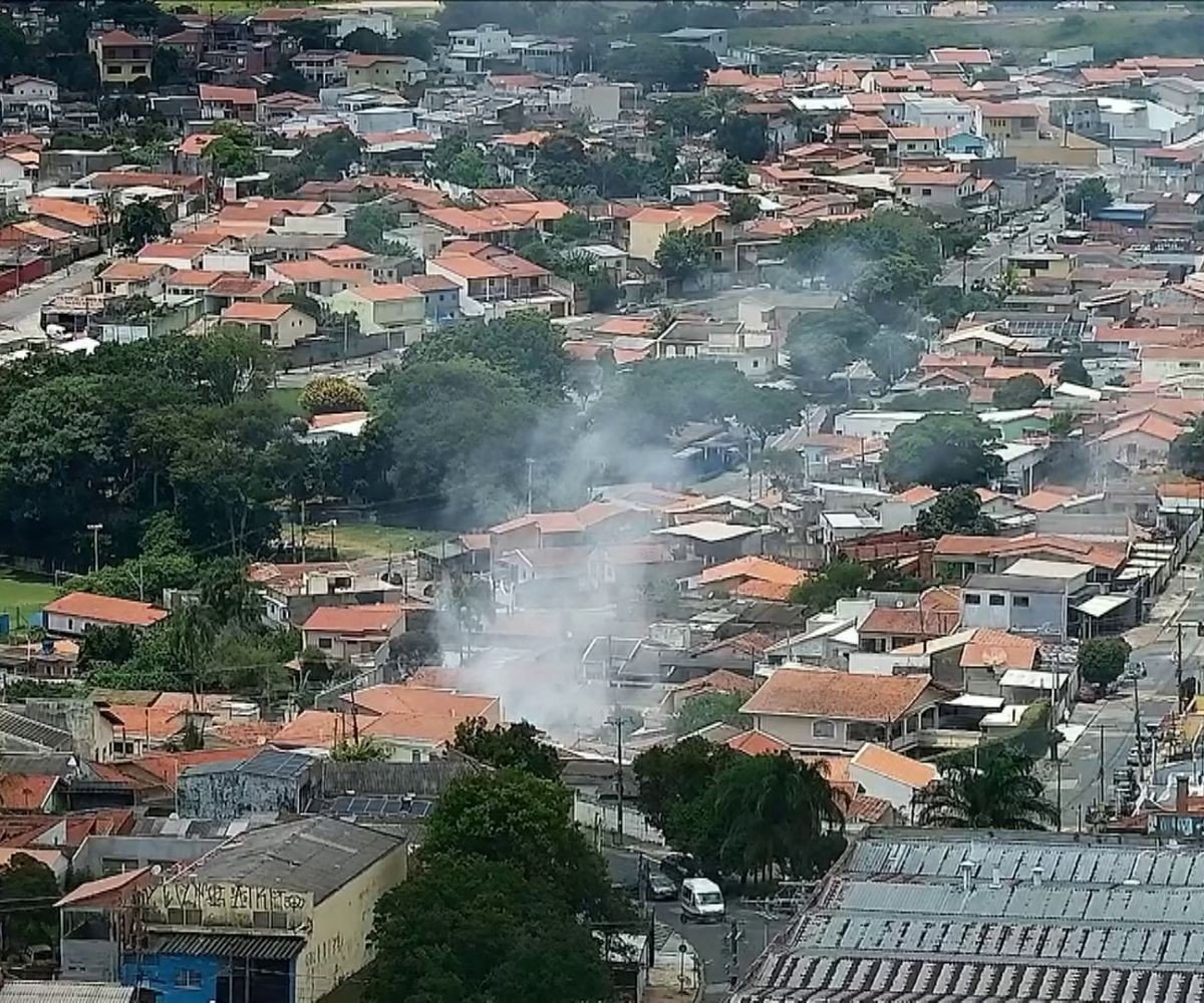 VÍDEO: casa pega fogo e forma cortina de fumaça no bairro São Gabriel, em Campinas