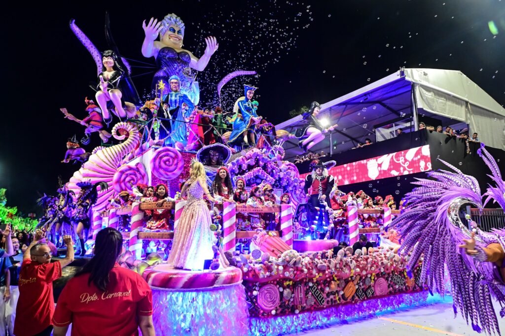 Carro da Colorado do Brás reúne bruxas icônicas; veja VÍDEO e FOTOS