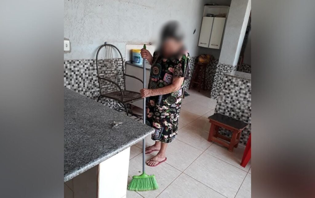 Filha que cuida de mãe com Alzheimer que processa filhos por pensão desabafa: ‘É desumano o que fazem com ela’