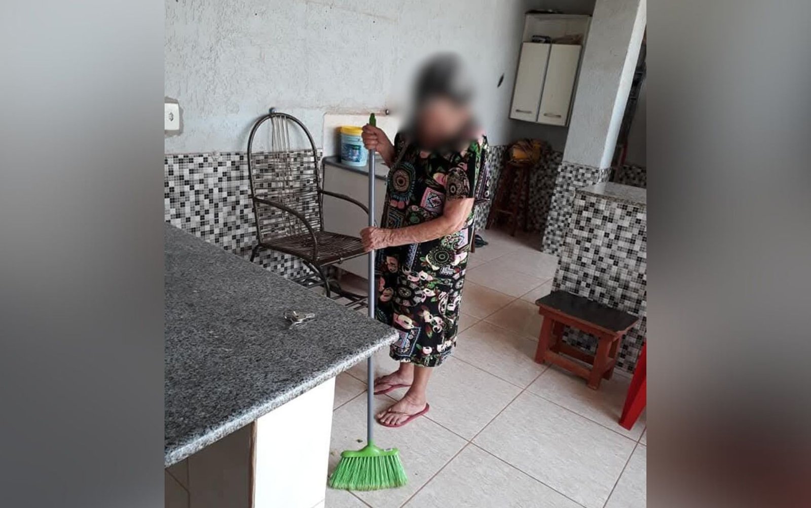 Filha que cuida de mãe com Alzheimer que processa filhos por pensão desabafa: ‘É desumano o que fazem com ela’