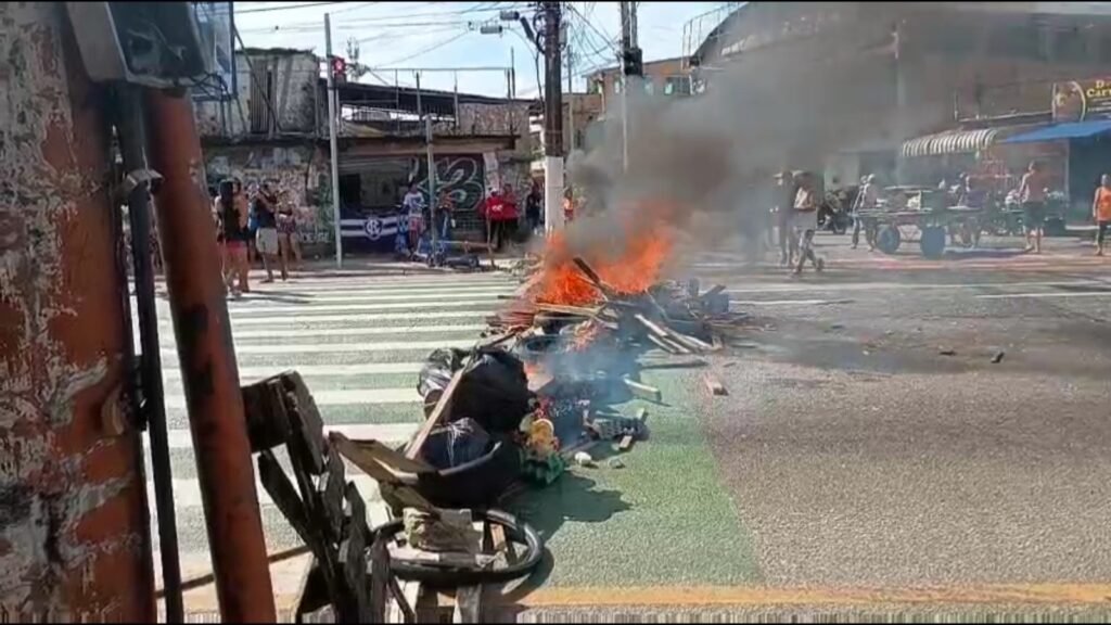 Moradores bloqueiam av. Pedro Álvares Cabral em protesto contra falta de água em Belém