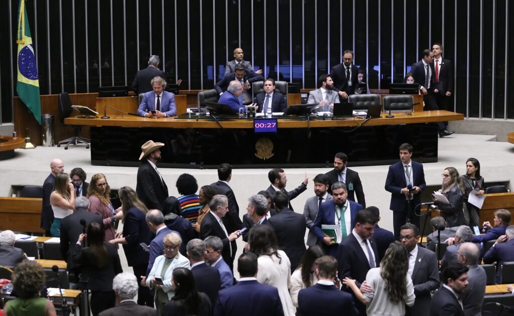 Congresso retoma trabalhos nesta segunda com eleições no radar e 73 vetos para analisar