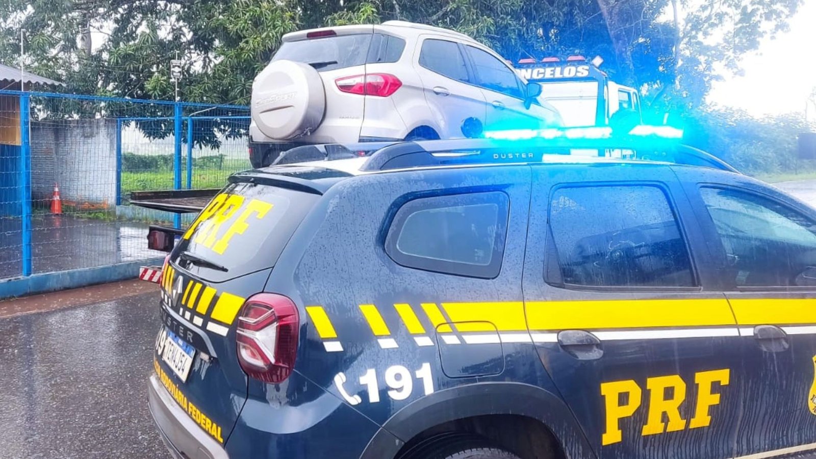 Trio rouba carro, fica sem gasolina e acaba preso após PRF prestar socorro na BR-365