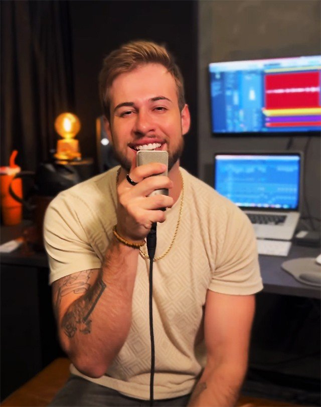 Cantor sertanejo Junior Villa segue a onda latina e aborda o maior sucesso de Bad Bunny na cadência do arrocha