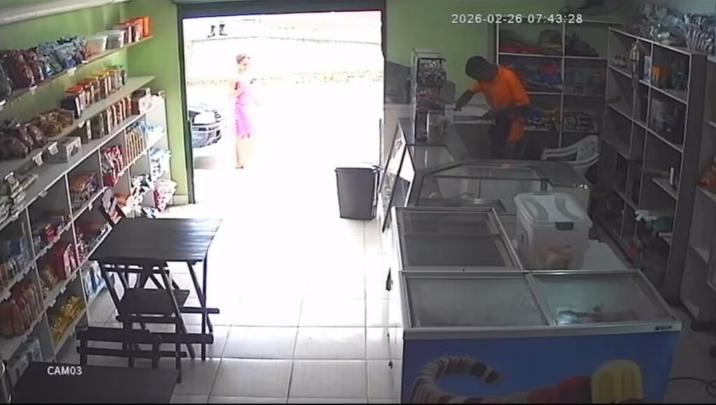 Homem é preso escondido embaixo de sofá após assaltar padaria no DF