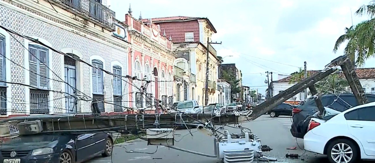 Poste cai sobre carros no Centro de São Luís; veículos ficaram danificados