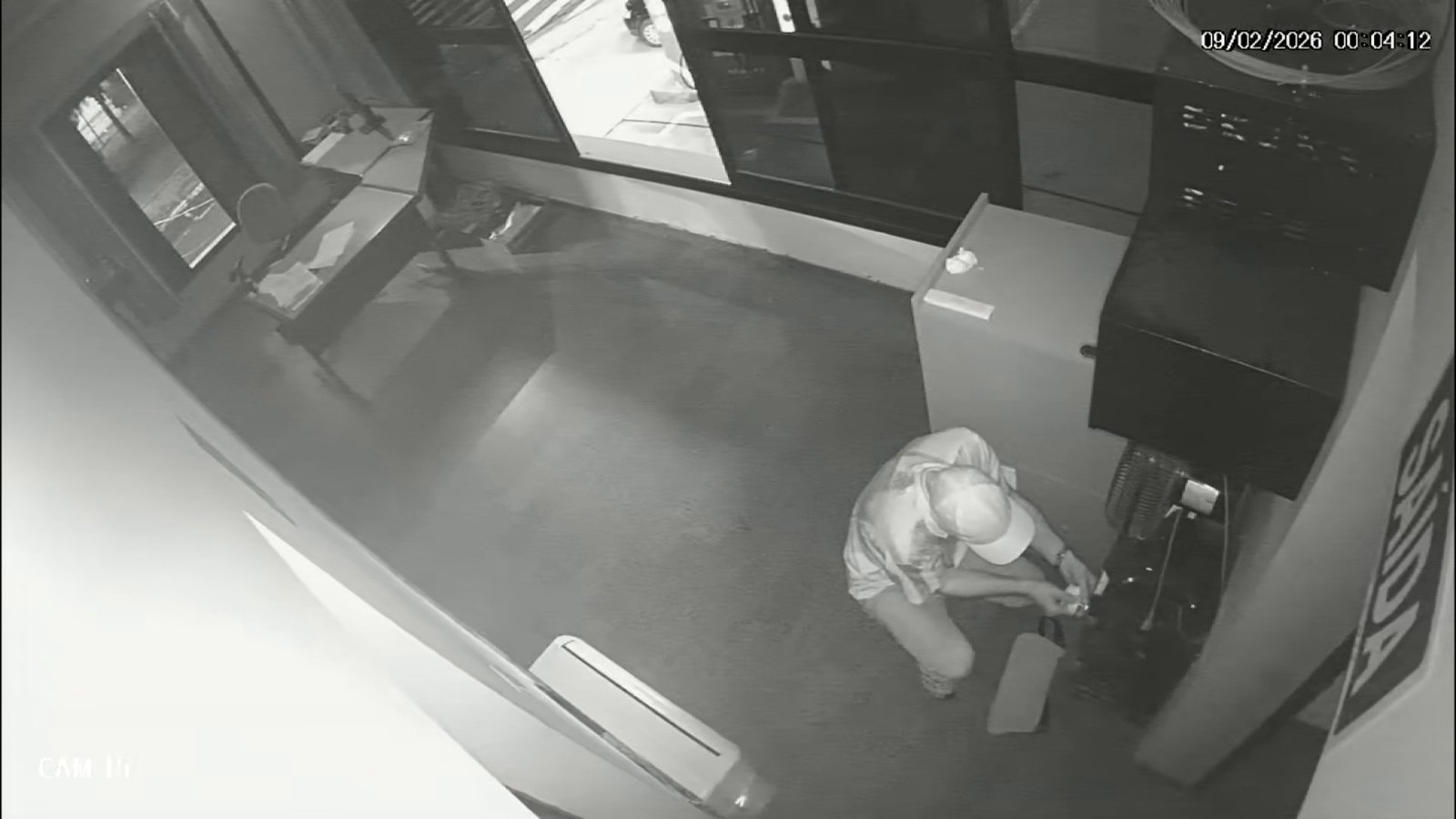 VÍDEO: dupla furta R$ 13 mil de posto de combustível em três minutos em Santa Bárbara