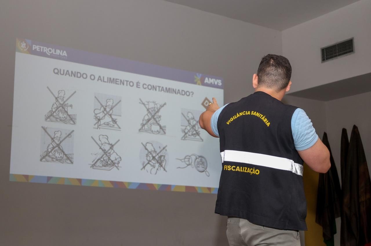 Vigilância Sanitária realiza capacitação com ambulantes que vão atuar no carnaval 2026