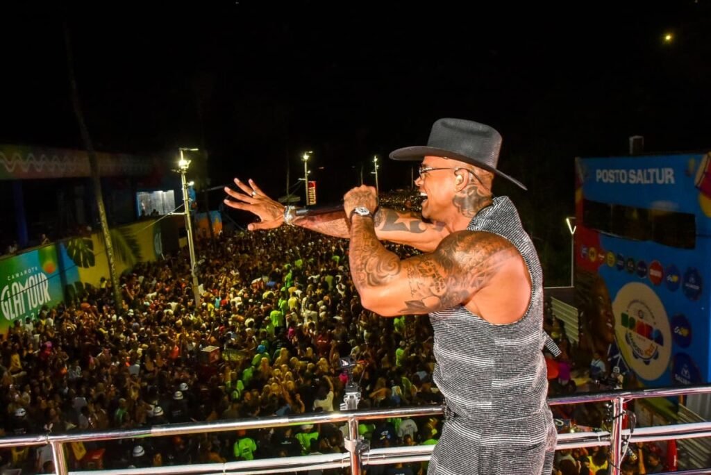 Léo Santana reúne milhares de fãs durante o 'Pipoco' em Salvador; veja fotos