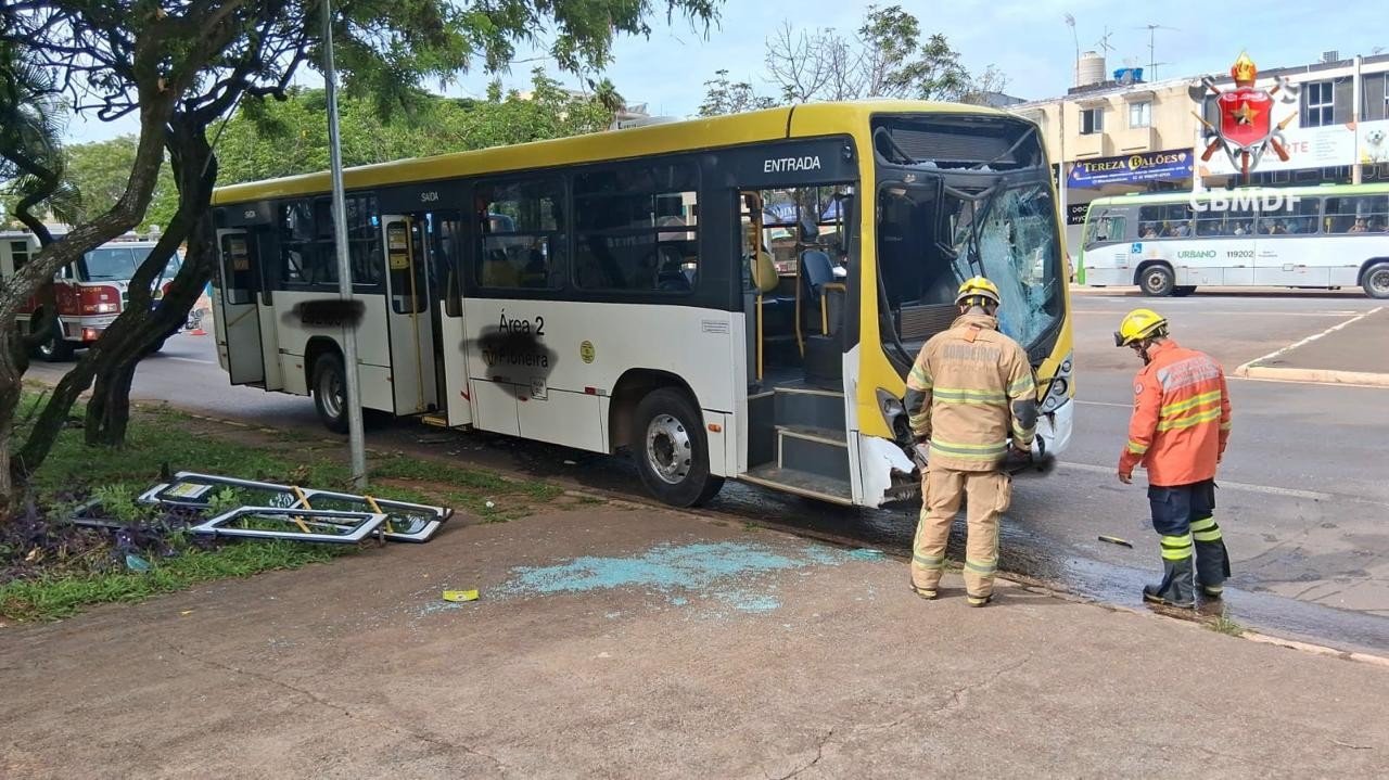 Acidente entre dois ônibus deixa seis feridos no DF