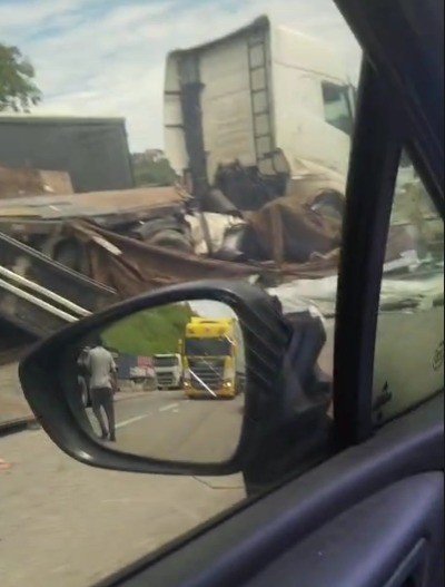 Engavetamento entre dois carros e dois caminhões deixa uma pessoa ferida na Via Dutra, em Barra Mansa