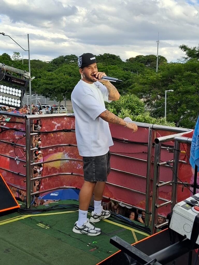 Zé Felipe agita carnaval de BH com trio na Pampulha