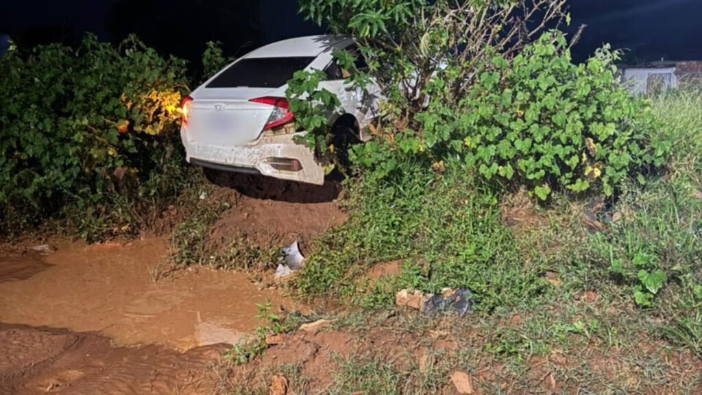 VÍDEO: Fuga em alta velocidade termina com carro em barranco e casal preso após furto em Uberlândia