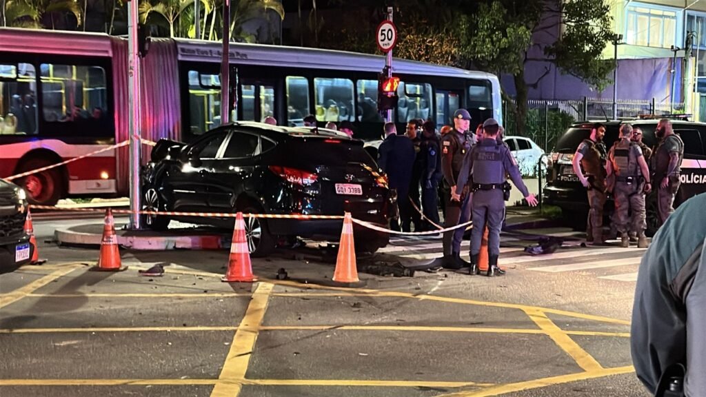 Perseguição após roubo a casa em área nobre de SP termina em acidente na Av. Nove de Julho; 3 suspeitos foram detidos